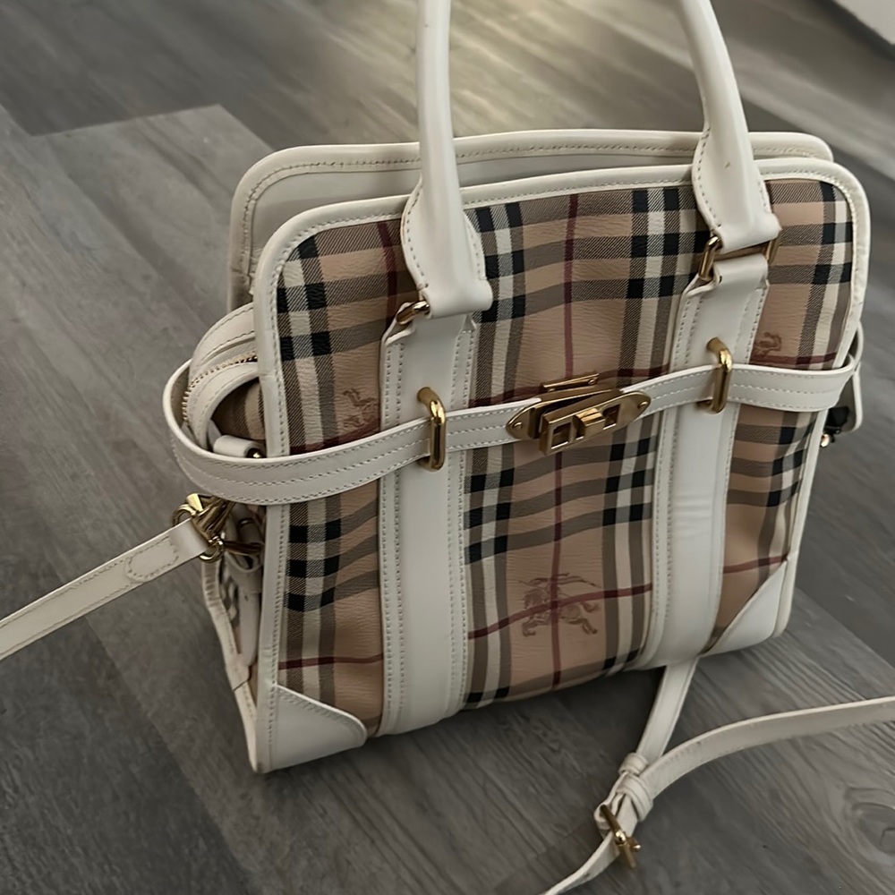 Burberry bag to be used 2 ways shoulder bag and hand bag like new